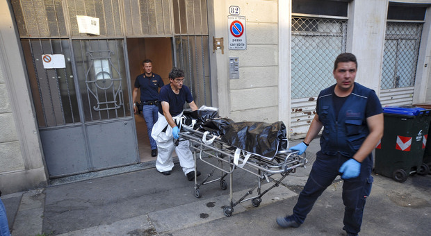 Cadavere di un uomo trovato in un cassonetto dei rifiuti a Biella, scoperto da una donna