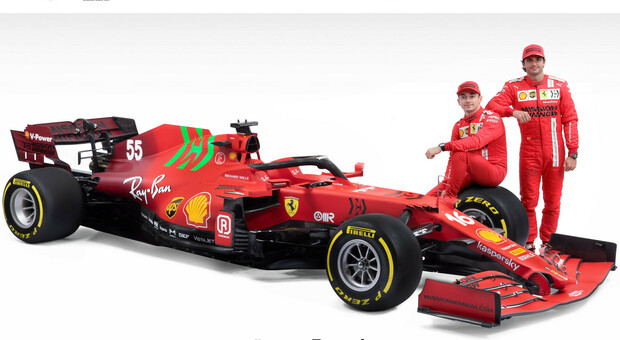 Carlos Sainz e Charles Leclerc insieme alla nuova Ferrari SF21