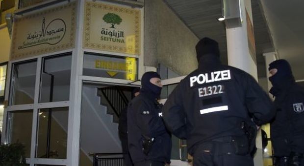 Berlino, allerta antiterrorismo: blitz delle forze speciali in 2 moschee. Nessun ordigno trovato