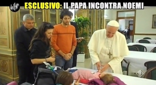 Papa Francesco incontra una bimba malata di Sma