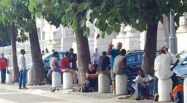 Milano, maxi-rissa in piazza tra immigrati, tre carabinieri feriti