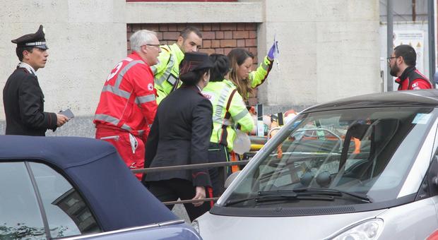 È morto il bimbo caduto dal secondo piano a scuola a Milano. Si indaga per omicidio colposo. Il sindaco Sala: «Giorno doloroso per la città»