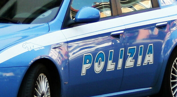 Trovato cadavere in un cassonetto a Biella: scoperto da una donna che gettava la spazzatura