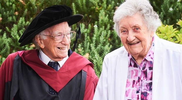 Il bisnonno ottiene il dottorato a 94 anni: «Non è mai troppo tardi»