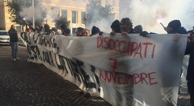 Napoli, tornano in piazza i disoccupati con torce e striscioni: «Basta con le promesse»