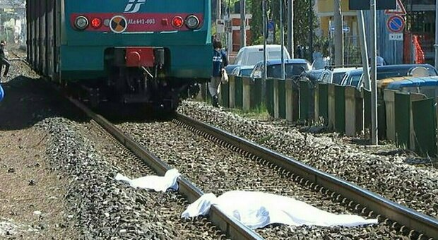 Tragedia in stazione: donna travolta e uccisa dal treno, aveva 45 anni