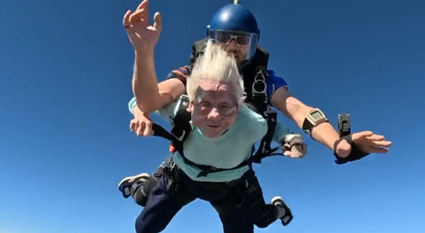 Si lancia con il paracadute a 104 anni e si stupisce della reazione delle persone: «Non sono vecchia, sono solo più grande»