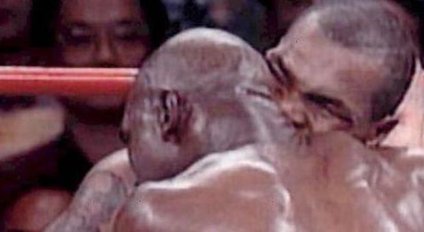Il celebre morso con il quale Tyson staccò un orecchio all'avversario