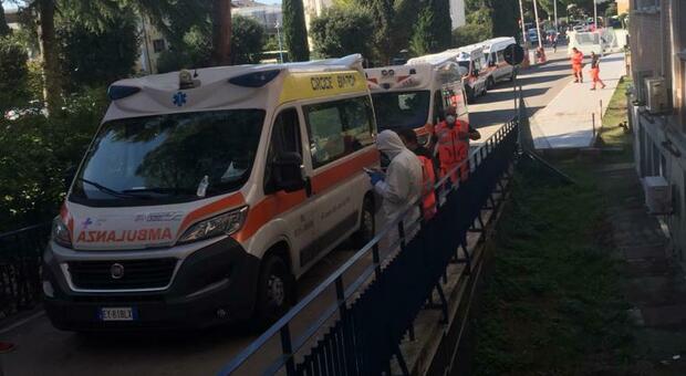 La fila di ambulanze al "Goretti"