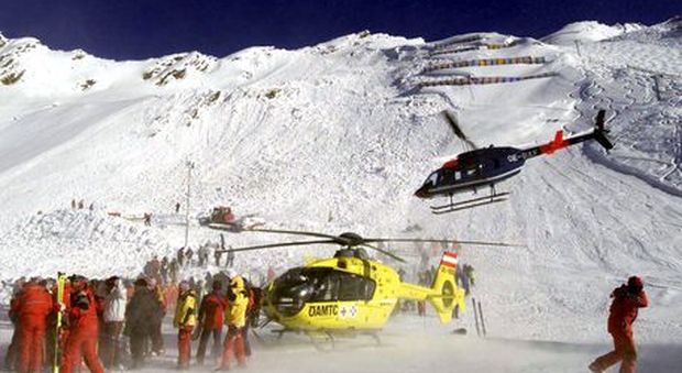 Valanga in Tirolo investe 17 persone scialpinisti: 5 morti, 12 estratti vivi dalla neve