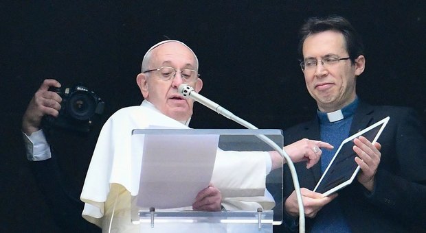 Papa Francesco lancia l'app per pregare: Click to Pray, c'è anche il Rosario