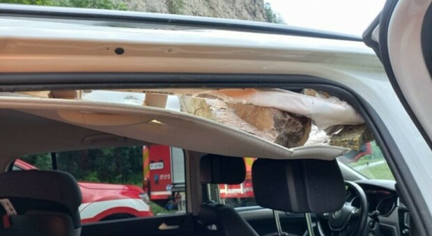 Masso si stacca e sfonda il tetto di un'auto: per pochi centimetri famiglia con bambini si salva