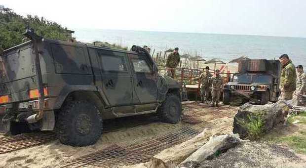 Latina, Lince dell'Esercito soccorre un Hummer civile sulla spiaggia di Sabaudia