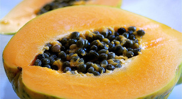Papaya, preziosa per il cuore e per gli occhi. Tutte le proprietà di questo frutto