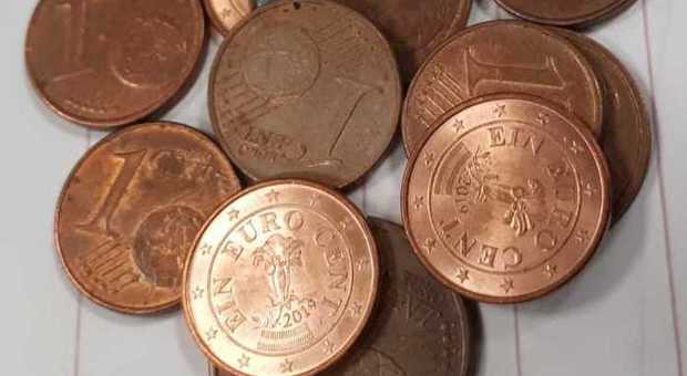 Deve 1.000 euro allo Stato, usa soltanto monete da un centesimo: «Ora vengano a prenderle»