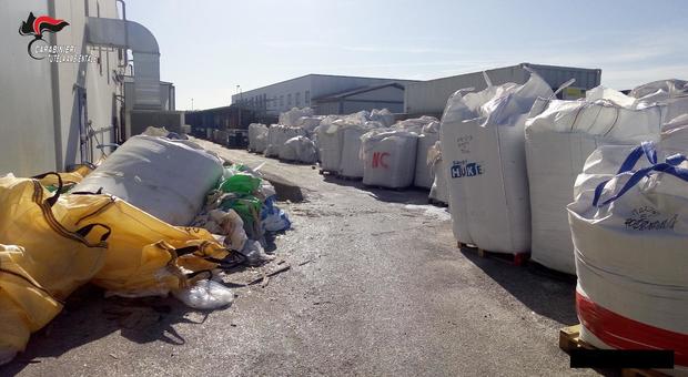 I rifiuti abbandonati scoperti dai carabinieri a Fagagna