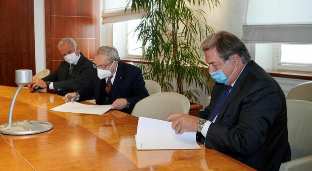 L’Amministratore delegato di Fincantieri Giuseppe Bono con Il Presidente di Federpesca Luigi Giannini mentre firmano l'accordo