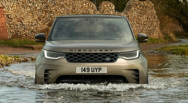 Un difficile guado per la nuova Land Rover Discovery