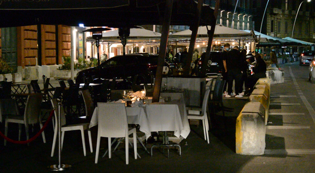 Napoli zona gialla, coprifuoco rispettato da clienti e ristoratori: «Ma ora prolungatelo»
