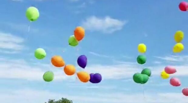 I palloncini liberati in cielo per ricordare gli anziani morti