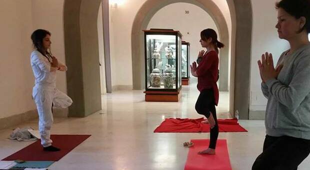 Lo Yoga diventa «sociale», corsi gratuti a Napoli e uno sportello per i giovani