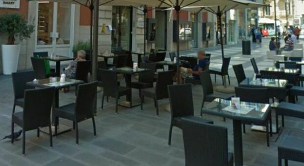 Stop ai tavolini senza regole: la stretta del Comune per via Roberto da Bari