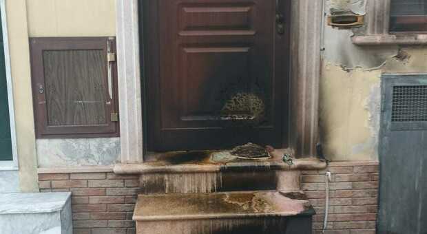 Incendiata la porta dello studio dell'assessore: indagano i carabinieri