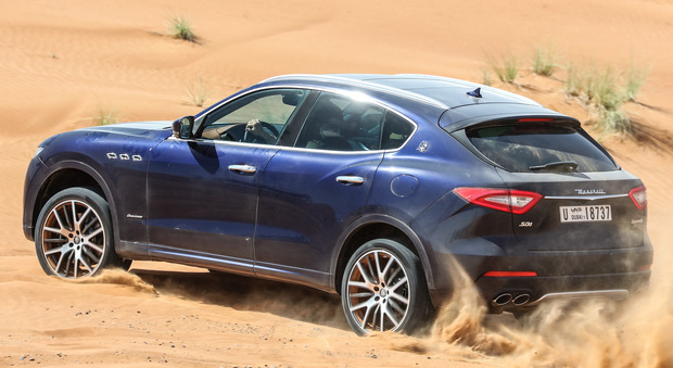 La Maserati Levante impegnata nel deserto del Dubai