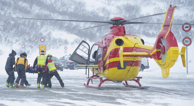Scivola sulla neve e fa un ruzzolone di 50 metri, salvato con l'elicottero