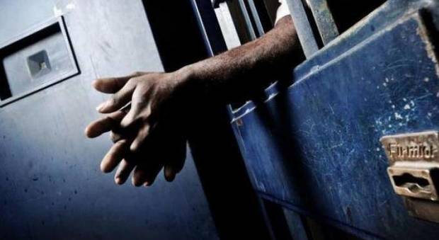 Quattro agenti della polizia penitenziaria picchiati dai camorristi nel carcere di Avellino