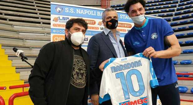 Napoli batte Tortona con il batticuore, Burns chiede la maglia di Maradona