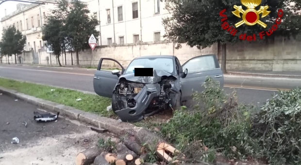 Con l'auto contro l'albero: incidente stradale sui viali della città. Ferito un 35enne