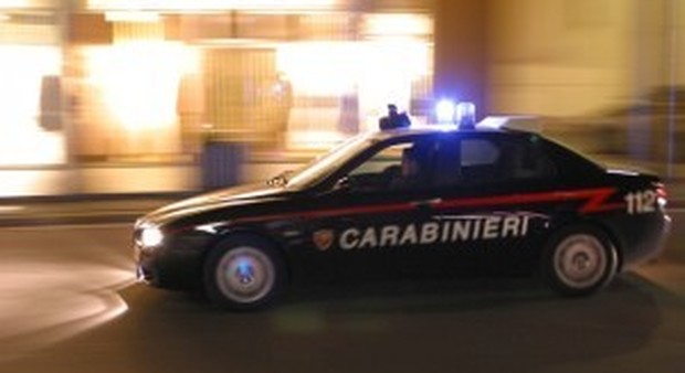 Fuga contromano, semafori "bruciati" Presi tre banditi su una Peugeot 207
