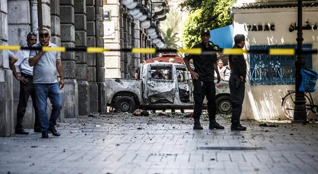 Tunisi, doppio attacco kamikaze in pieno centro. «Almeno 4 poliziotti feriti»