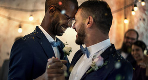 Coppie gay, la Chiesa evangelica svizzera svolta e riconosce il matrimonio