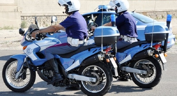 Napoli: controlli da piazza Garibaldi a via Marina, multe per guida senza patente e senza casco