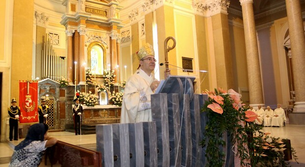 L'Arcivescovo Accrocca durante una celebrazione