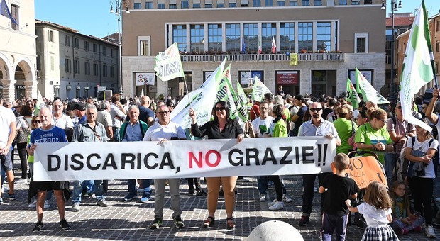 Discarica Riceci, la protesta in piazza a Pesaro: «Nessun piano B, il progetto va ritirato subito»