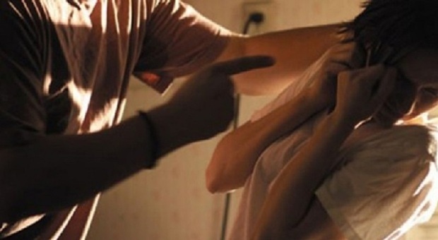 Violenza domestica a Castelfranco Veneto. Marito stringe le mani attorno al collo della moglie, intervengono gli agenti. I bimbi della coppia prelevati da scuola
