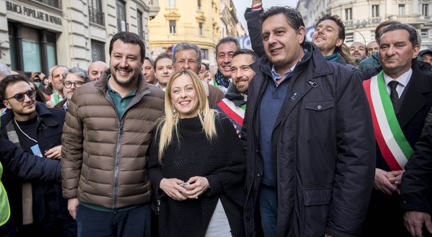Il Centrodestra in corteo a Roma, Meloni e Salvini in testa: «Siamo noi l'Italia sovrana»
