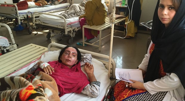 Un medico italiano ha ridato un volto a 200 donne sfigurate con l'acido dal proprio marito
