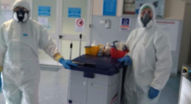 Operatrici al lavoro per l'igienizzazione dei reparti dell'Ospedale Santa Maria di Terni