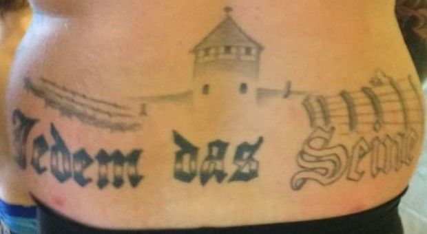 Tatuaggio nazista sulla schiena: politico condannato