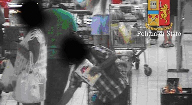 Fotografava sotto le gonne delle donne: scoperto il molestatore dei supermercati