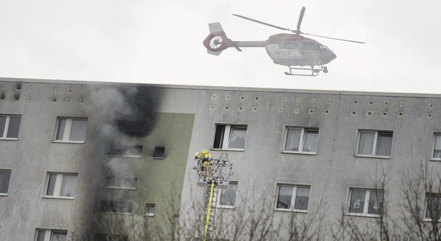 Berlino, fiamme in un grattacielo: 21 feriti, tre sono gravi. Evacuate altre 20 persone