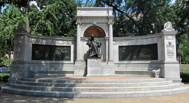 Monumento a Samuel Hahnemann, realizzato su progetto di Julius Harder da Henry Niehaus a Washington, D.C.
