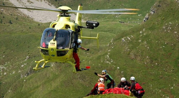 Un intervento del soccorso alpino con l'impiego dell'elisoccorso: una scena frequente in montagna