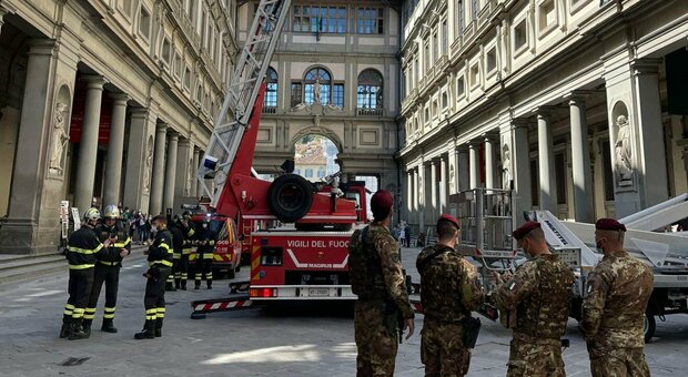 Uffizi, fumo intenso da canna fumaria: evacuato il museo