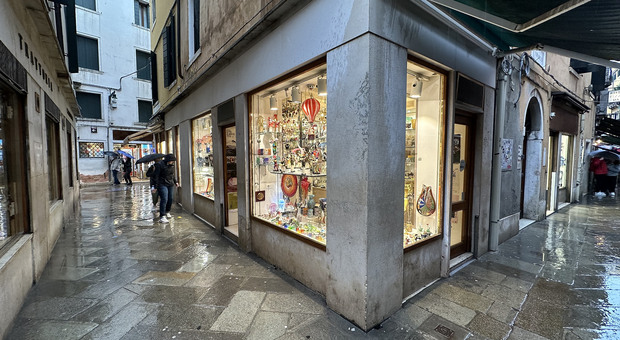 VENEZIA Il negozio di vetri in Calle della Canonica a due passi da piazza San Marco