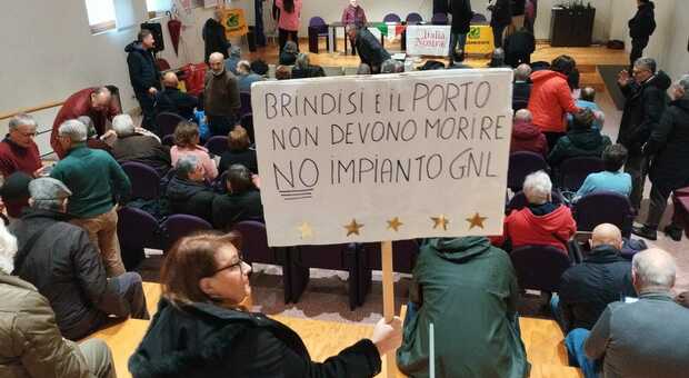 Brindisi, protesta di sindacati e ambientalisti contro il deposito Edison